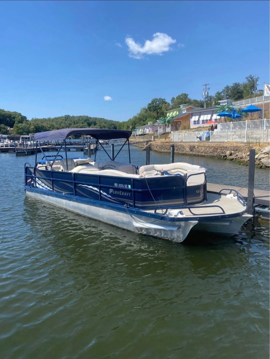 The Big Five, a PlayCraft 2700 pontoon